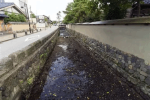 水が流れていない大野庄用水の珍しい光景