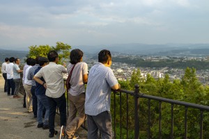 卯辰山から金沢の地形を俯瞰する一行